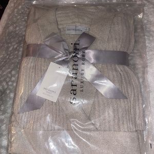 BNIP Saranoni Ribbed Featherlite Luxury Robe Size L